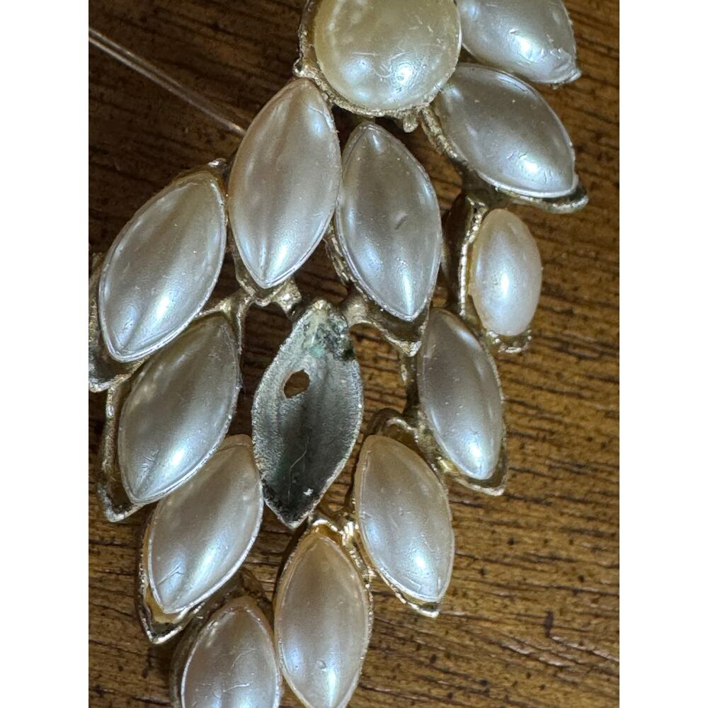Vintage Faux Pearl Wreath Brooch Silver Tone Leaf Dangle Mid Century - Picture 3 of 6